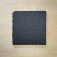 Personalisierte Schiefer-Untersetzer – Natürliche Eleganz für deinen Tisch