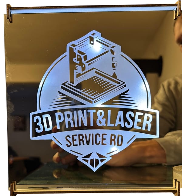 Spiegelbild Personalisierte LED-Spiegel-Gravur – Dein Logo im Rampenlicht