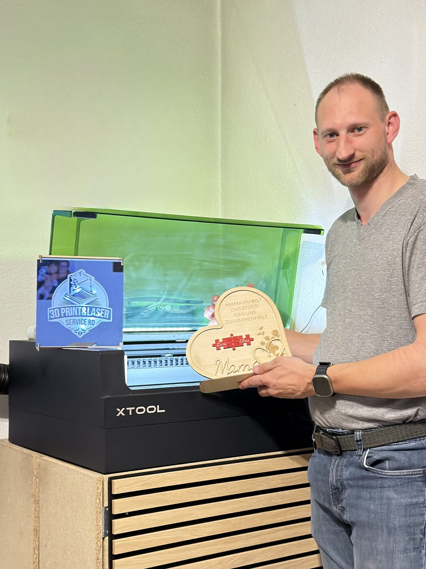 Der Gründer von Laserservice RD mit seinem xTool-Laser